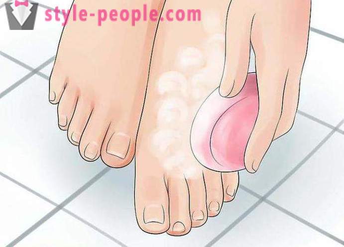 Varför svettas mycket och lukten av fötter, vad man ska göra och hur man kan bli av med lukten