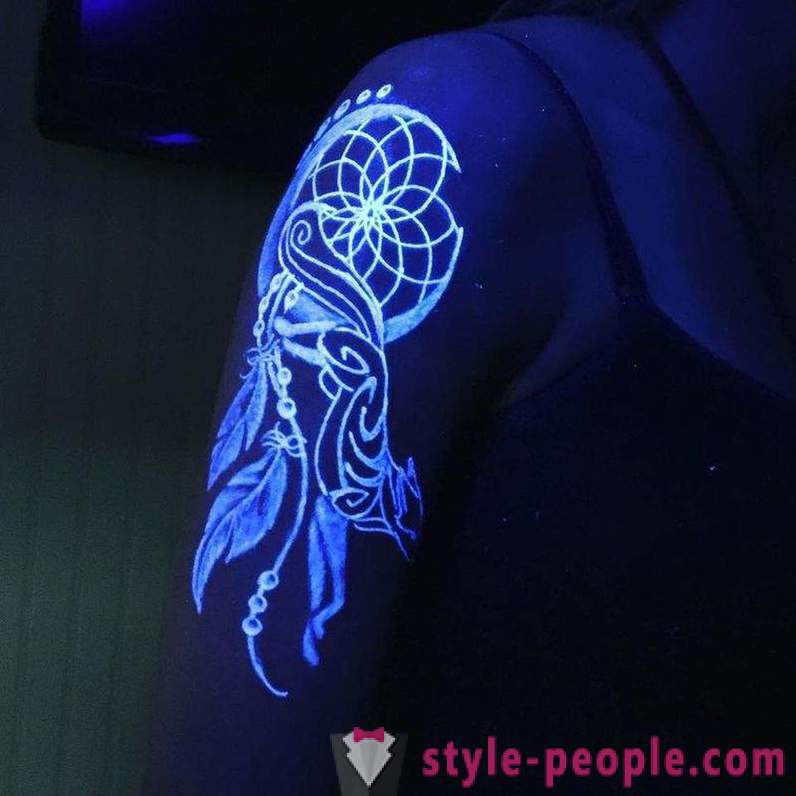 Tatueringar som är synliga endast under ultraviolett ljus
