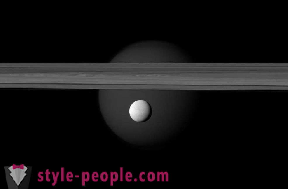 Sjätte satellit av Saturnus i linsen