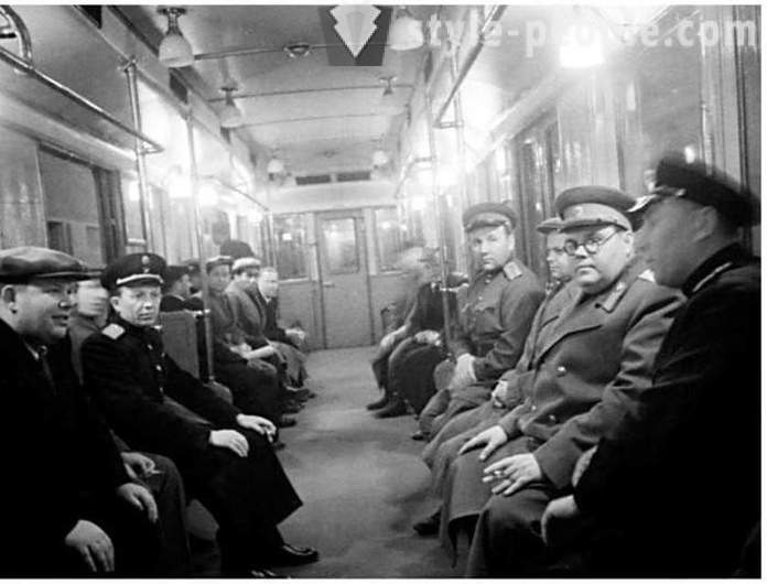 Moskvas tunnelbana, som har blivit hem för många under kriget