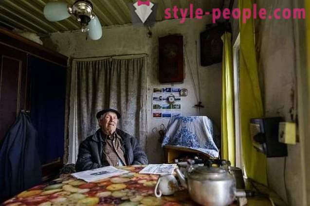 85-årig by lärare har samlats på huset, men han gav pengar till föräldralösa