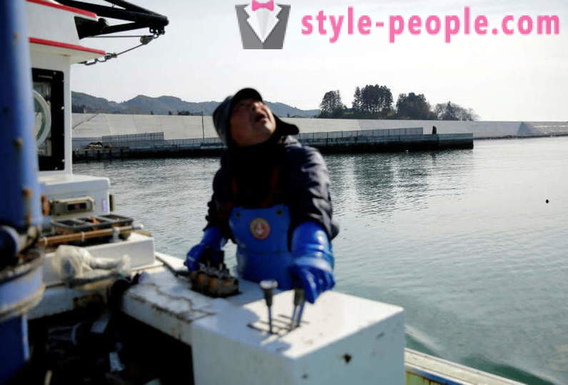 Coast of Japan, tsunamin skadade under 2011, skyddade 12-meters vägg