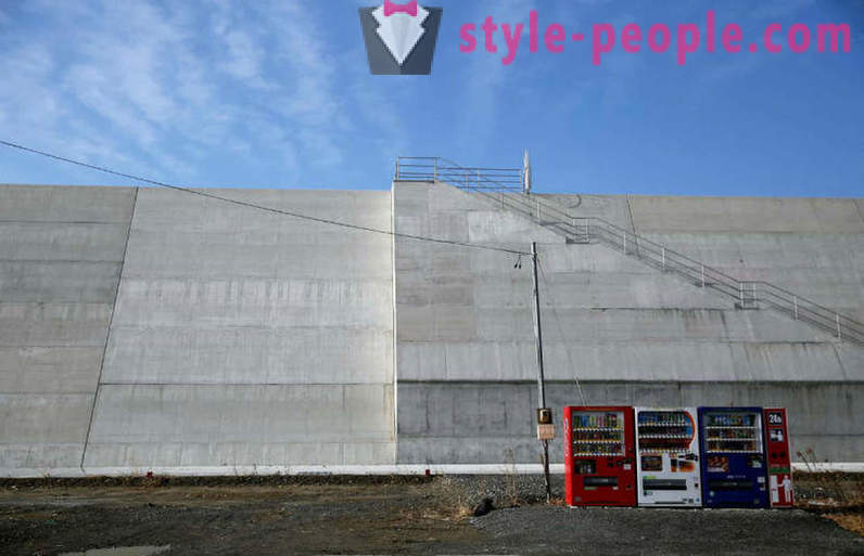 Coast of Japan, tsunamin skadade under 2011, skyddade 12-meters vägg