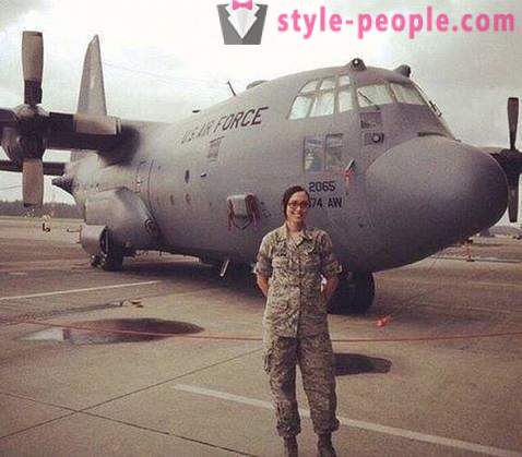 Kerissa Littlejohn - medlemmar av det amerikanska flygvapnet, som är en professionell modell och har en magisterexamen