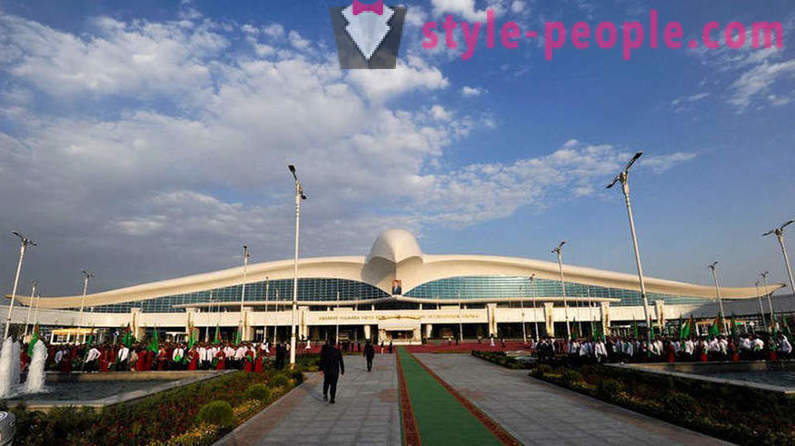Turkmenistan öppnade flygplatsen i form av en flygande falk