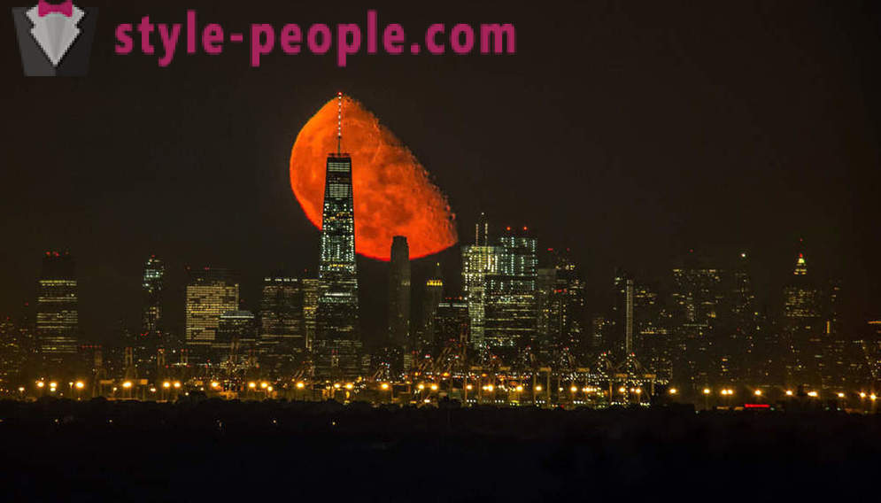Bloody Moon över Manhattan
