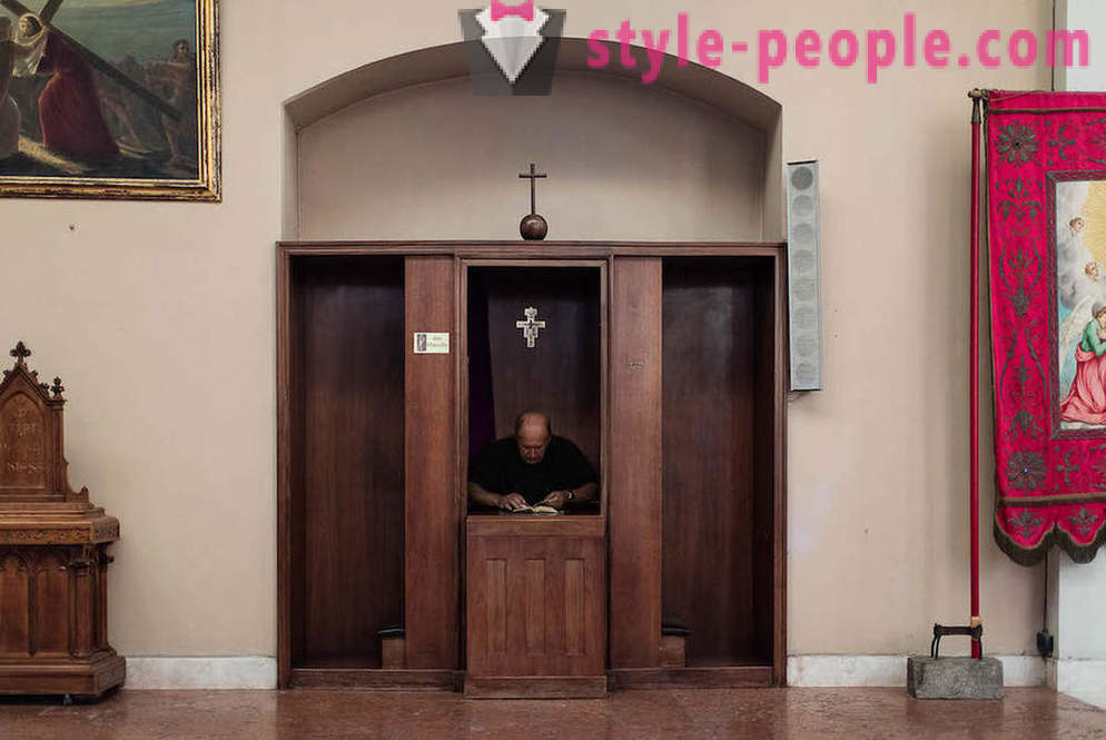 Bikt i den italienska kyrkan. Fotografen Marcella Hakbardt