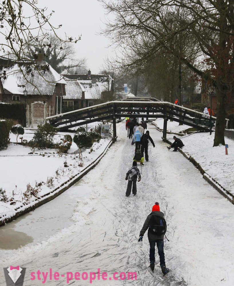 Byn med några vägar i Nederländerna
