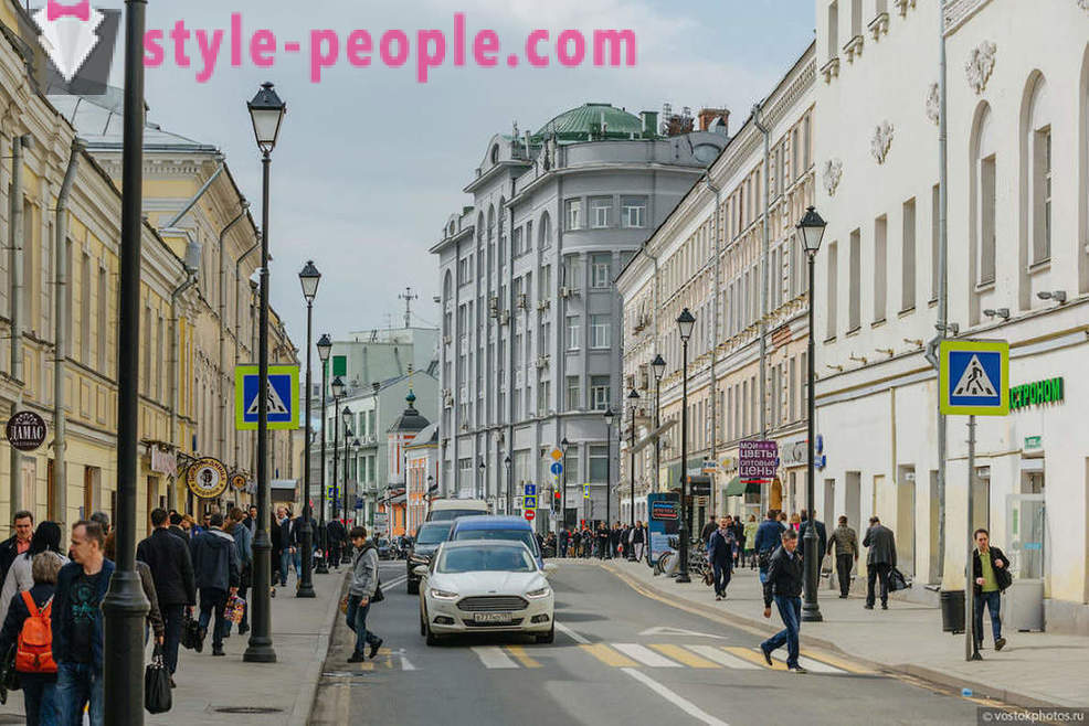 Nya gator i Moskva ett år senare