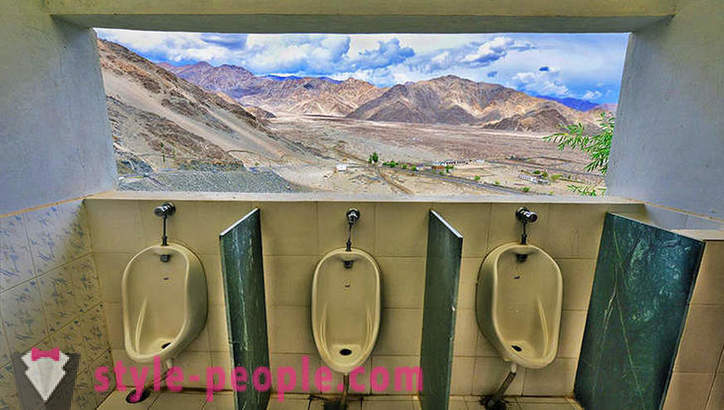 Av nödvändighet, men inte arg: de mest ovanliga offentliga toaletter