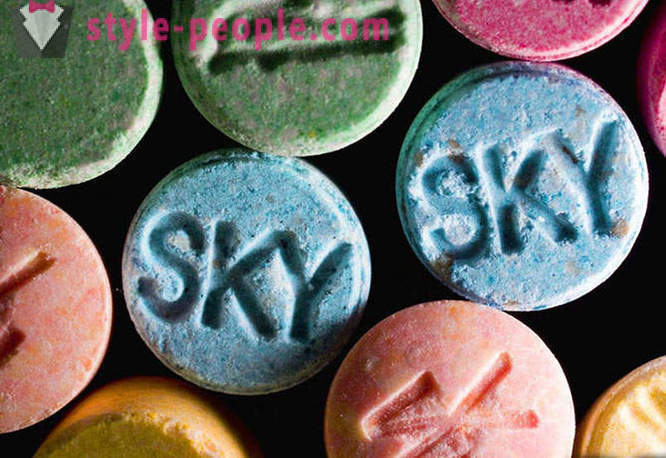 Att 9 mest populära skadliga ämnen, inklusive alkohol, LSD och koffein gör med hjärnan