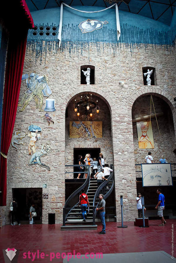 Salvador Dali Museum och slottet av sin hustru