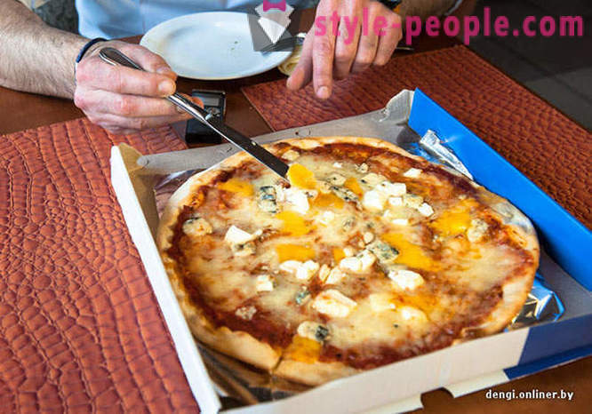 Italiensk kock försöker vitryska pizza