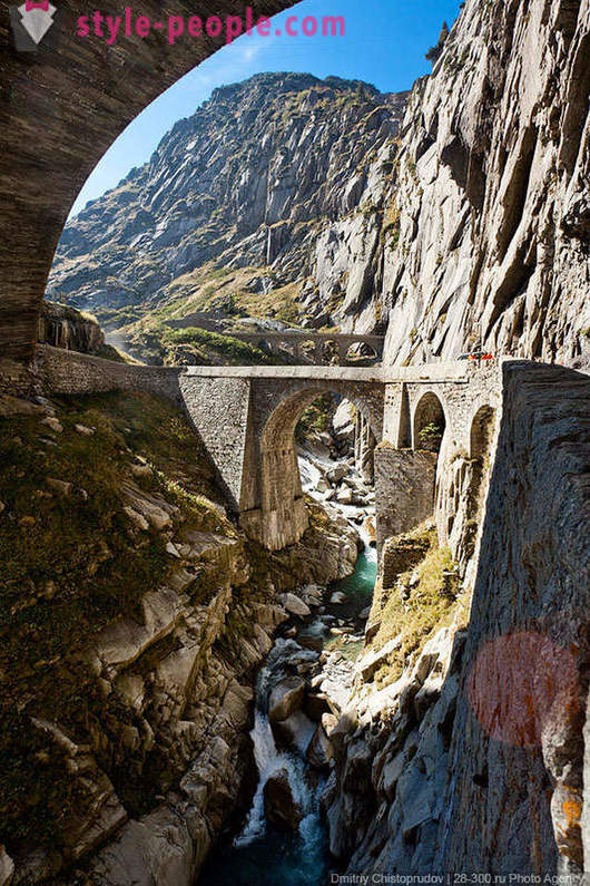 Djävulens Bridge och Suvorov i Schweiz