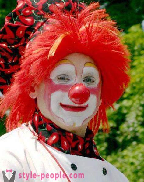 Fritidshus: clown makeup med händerna