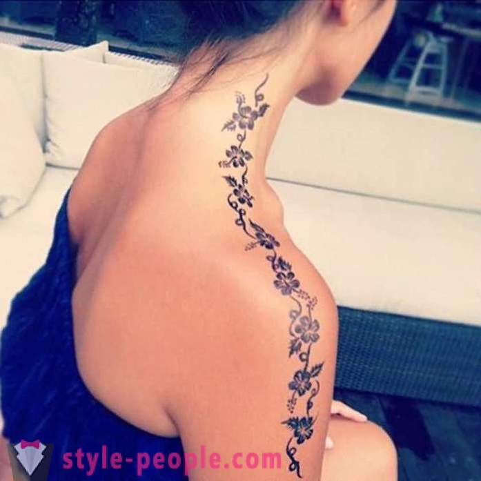 Vacker tatuering för flickor på axeln