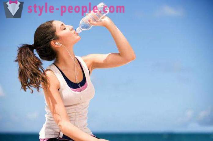 Kan jag dricka vattnet under ett träningspass på gymmet?