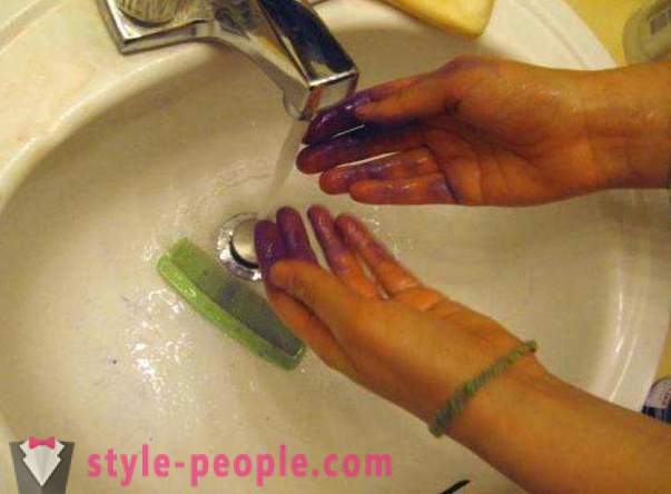 Lär dig att tvätta hårfärgningsmedel från huden