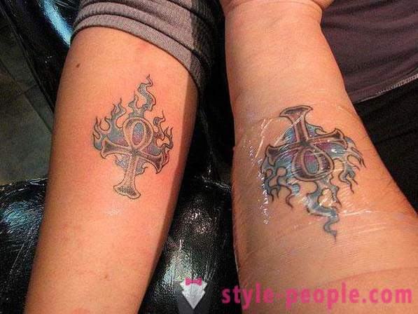 Kopplade tatuering för två - nuvarande bevis på evig kärlek