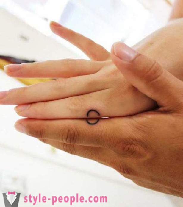Kopplade tatuering för två - nuvarande bevis på evig kärlek