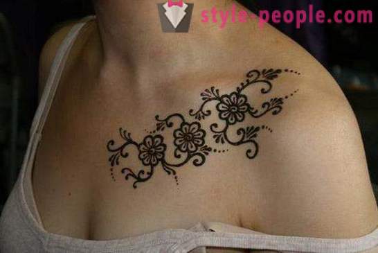 Tatuering på hennes nyckelben för män och kvinnor