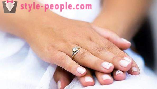 Vid något finger bära en förlovningsring? Förlovningsringar: foto