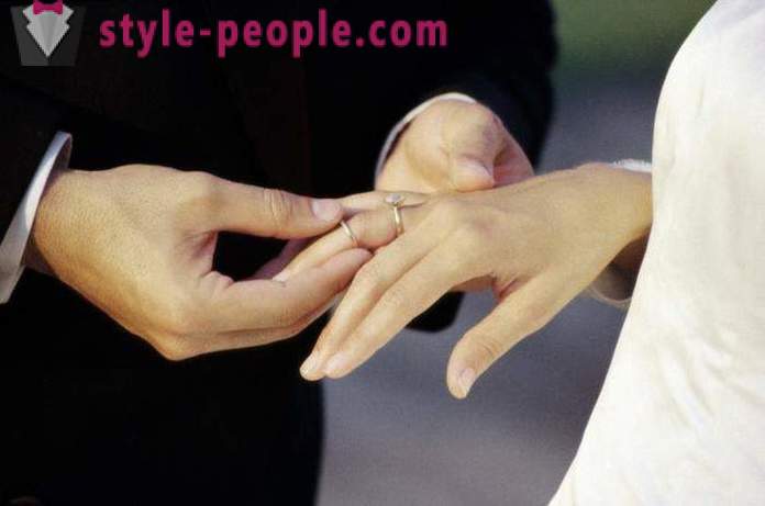 Vid något finger bära en förlovningsring? Förlovningsringar: foto