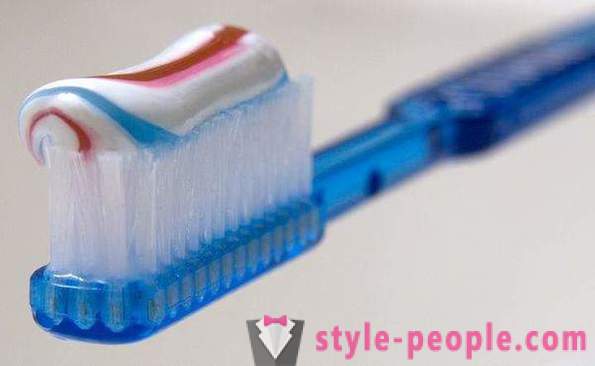 Som hemma för att bleka dina naglar? Så för att lätta dina naglar med bad och tandkräm?